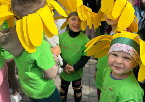 Dzieci podczas parady kwiatowej