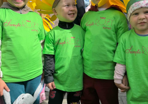 Dzieci podczas parady kwiatowej