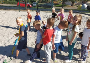 Dzieci czekają na rozpoczęcie konkursu - wyścigu dwóch rzędów