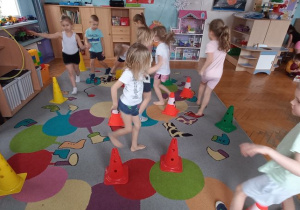 Slalom między pachołkami