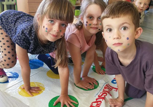 Dzieci grają w grę Twister.