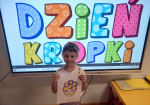 Alicja prezentuje swoją pracę plastyczną