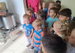 Tuptusie zwiedzają kuchnię przedszkolną.