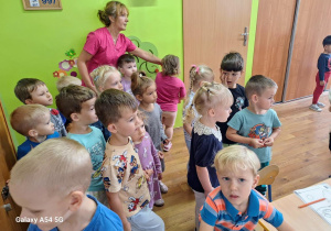 Tuptusie zwiedzają salę grupy I - Smyków.