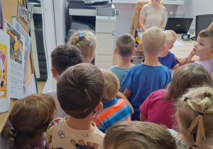 Tuptusie zwiedzają sekretariat i rozmawiają z Panią Intendentką.