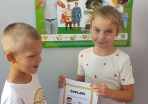 Hania wręcza prezent i dyplom Antosiowi