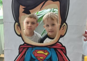 Oskar i Wojtek w fotobudce Spidermana na holu przedszkola