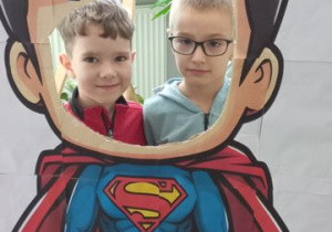 Maksym i Aleksander w fotobudce
