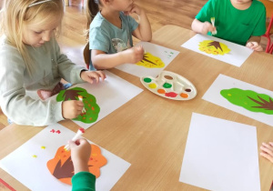 W trzeciej części dnia dzieci wykonały pracę plastyczno - techniczną "Jesienne drzewa".