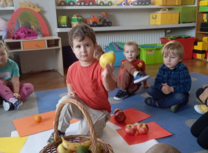 Kolorowe zabawy Smyków owocami
