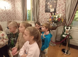 Zwiedzanie Pałacu Saskiego - realizacja grantu "Różanym Szlakiem z Kutnowskim Przedszkolakiem.