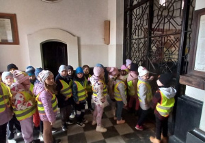 Dzieci wchodzą do kościoła św. Wawrzyńca