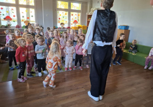 Przedszkolaki_uczą__się_tańca