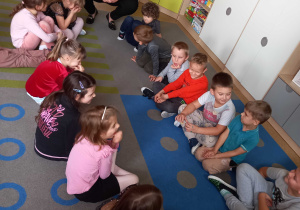 Dzieci siedzą naprzeciwko siebie i bawią się w "Miłe słówka"