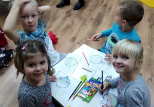 Po skończonej pracy dzieci dekorują bombki na papierze