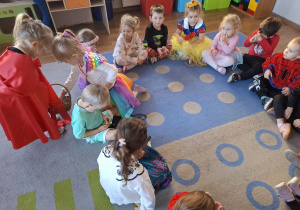 Hania_Czerwony_Kapturek_częstuje_cukierkami