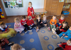 Hania_Czerwony_Kapturek_częstuje_cukierkami 1