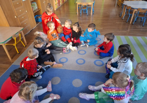 Hania_Czerwony_Kapturek_częstuje_cukierkami 2