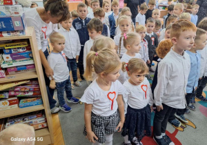 Tuptusie stoją na baczność podczas śpiewania hymnu
