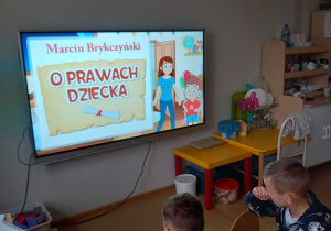 Dzieci oglądają filmik edukacyjny na temat praw dziecka