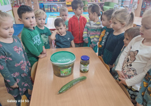 Dzieci zapoznają się z różnego rodzaju ogórkami.