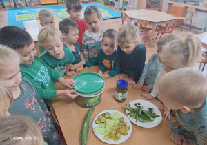 Dzieci zapoznają się z różnego rodzaju ogórkami.