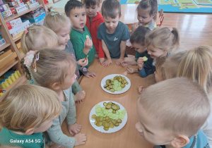 Dzieci degustują ogórki: zielone, kiszone i konserwowe.