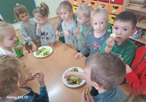 Dzieci degustują ogórki: zielone, kiszone i konserwowe.