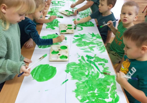 Dzieci malują świat w kolorze ogórka - zielonym.