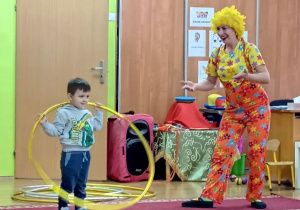 Karolek_kręci_hula_hop