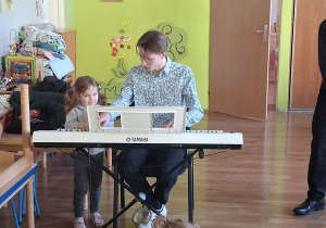 Aurelka_gra_na_pianinie