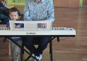 Maksiu_gra_na_pianinie