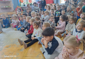 Dzieci oglądają przedstawienie przygotowane przez "Buziaki".