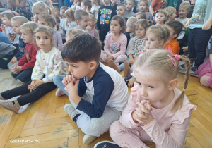 Dzieci oglądają przedstawienie przygotowane przez "Buziaki".