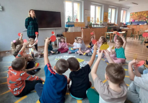 Zabawa "Tak/Nie" z wykorzystaniem emotikonów.