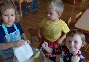 Nina_Staś_i_Marcelinka_robia_ciasto_na_pierniki