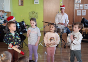 Przedszkolaki_grają_melodię_kolędy