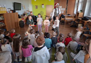 Przedszkolaki_grają_melodię_kolędy 2