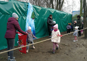 Przejście labiryntu w celu odnalezienia kolorowych kul.