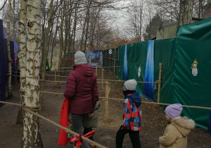 Przejście labiryntu w celu odnalezienia kolorowych kul.