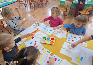 Dzieci wykonują pracę plastyczną w ramach realizacji projektu.