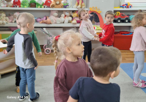 Zabawa integracyjna "Chodź do mnie, rączkę mi daj".