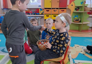 Maksio składa Julkowi życzenia i częstuje się urodzinowym cukierkiem.