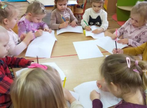 "Papier artystyczny fakturowy" - zabawa plastyczna. Realizacja Międzynarodowego Projektu Edukacyjnego "Kreatywne prace plastyczne".