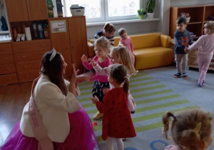 Zabawy z Królową Róż 1
