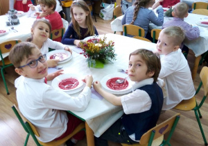 Dzieci przy świątecznym obiedzie