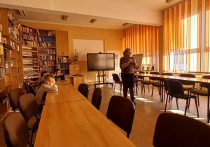 Pani Bibliotekarka opowiada dzieciom o rodzinie