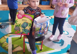 Tomek otrzymał urodzinowy prezent - książkę o dinozaurach.