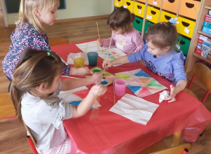 "Abstrakcja - zabawa plastyczna z taśmą maskującą" - realizacja Międzynarodowego Projektu Edukacyjnego "Kreatywne prace plastyczne".