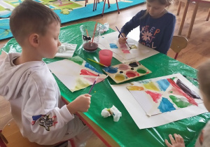 "Abstrakcja - zabawa plastyczna z taśmą maskującą" - realizacja Międzynarodowego Projektu Edukacyjnego "Kreatywne prace plastyczne".